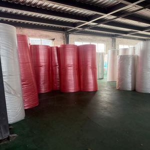 Rouleau de film à bulles d'air rouge rose antichoc recyclable, taille personnalisée, polyéthylène PE, matériau d'emballage protecteur pour la logistique - Product Image 6
