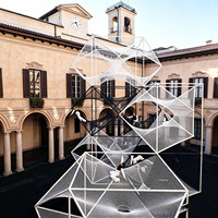 Sculpture géométrique abstraite moderne en maille, installation artistique grimpable de luxe sur mesure pour la décoration de cour d'hôtel et de villa