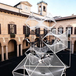 Moderne Abstrakte Geometrische Netzskulptur Maßgefertigte Luxus-Hofdekoration Kletterbare Netz-Kunstinstallation für Hotel- und Villendekoration - Product Image 1