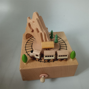 Decoraciones navideñas giratorias, tren de madera móvil, caja de música, carrusel redondo Merry Go a la venta - Product Image 2