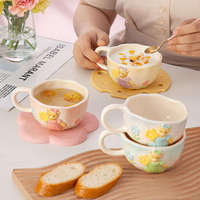 Mug en céramique artisanal de style coréen, 300 ml, isolé, jaune lait, motif irrégulier ours flocons d'avoine et fleurs, tasse à petit-déjeuner, avec logo personnalisé