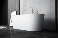 Baignoire ovale autoportante moderne en surface solide, blanc mat, en pierre artificielle, avec accessoires complets
