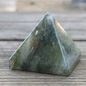หินมอสอาเกตธรรมชาติคุณภาพสูง รูปทรงปิรามิด งานแกะสลักฝีมือประณีต สไตล์ยุโรป สำหรับบำบัดรักษา ตกแต่งบ้าน ใช้เป็นที่รองแก้ว - Product Image 1