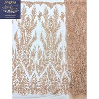 Tissu en dentelle africaine avec broderie de sequins rouges et motifs de plumes symétriques sur maille nude pour robes de soirée – Vente en gros
