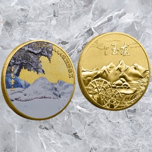 Moneta Commemorativa Personalizzata con Stampa a Colori di Montagne Innevate, Souvenir Artigianale in Metallo con Rilievo 3D, Regalo per Luoghi Panoramici - Product Image 1
