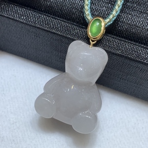 Pendentif de luxe en or 18 carats avec jadeite birmane naturelle de qualité A HENG YUET, bijoux pour femmes pour le quotidien et les cadeaux - Product Image 2