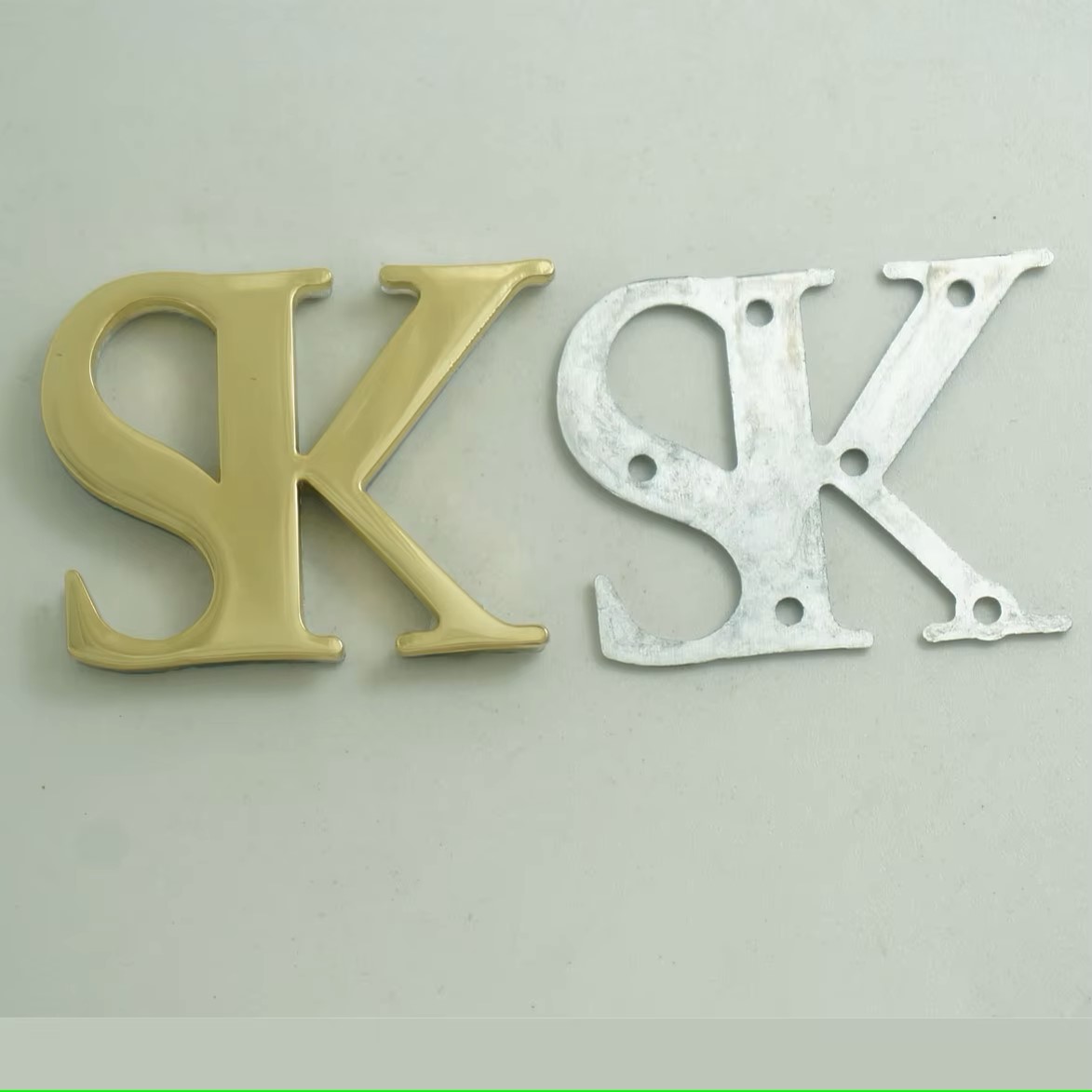 colgar chapado en oro claro