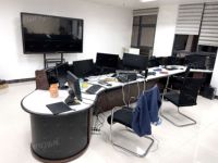 Studio d'actualités modernisé et bureau de contrôle personnalisé haut de gamme de diffusion, console de salle de contrôle CCTV