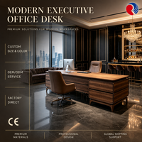 Bureau de direction de luxe avec un aspect bois chaud et une surface de travail spacieuse pour bureau d'entreprise