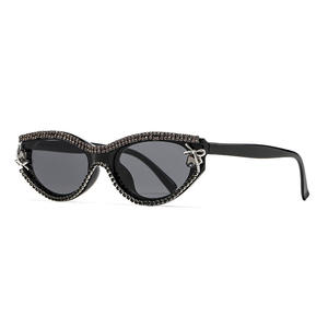 แว่นกันแดดทรงแคทอายสำหรับผู้หญิง รุ่น Z6241 กรอบพลาสติกสีดำ ประดับด้วยคริสตัลรูปผีเสื้อ ป้องกันรังสียูวี 400 ประเภท 3 - Product Image 1