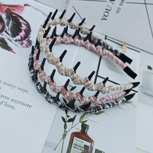 Diadema de tela ondulada con dientes antideslizantes, plegable, para mujer, uso diario, corona alta, tela, hecha a mano, color sólido - Product Image 1