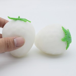 Juguete Antiestrés de Fresa que Cambia de Color, Juguete de Simulación de Frutas TPR, Juguete Sensorial para Aliviar el Estrés, Venta al Por Mayor, Tendencia 2025 - Product Image 1