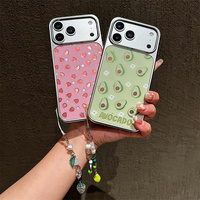 Nuova Cover per iPhone 17 16 15 14 Pro Max con Ciondoli a Forma di Fragola Sfumata Arcobaleno, Avocado Bling, Laser IMD e Catena Dorata