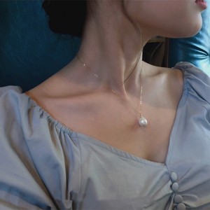 Collier plaqué or 14 carats avec pendentif à perle unique, forme baroque Edison, cuir naturel froissé, chaîne de clavicule, collier de perles - Product Image 2