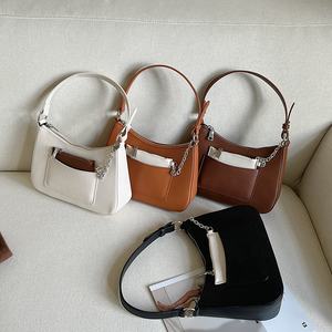 กระเป๋าถือผู้หญิงแฟชั่นหนัง PU ใหม่ ขายส่งจากโรงงาน ดีไซน์เรียบง่าย ตกแต่งด้วยโซ่โลหะ - Product Image 1