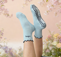 Chaussettes de yoga et de Pilates antidérapantes en coton bleu à volants avec logo personnalisé Bright Spring pour femmes