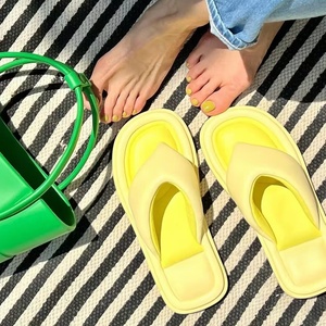 Nuevas sandalias de la serie Cloud con acolchado suave de cuero y apertura frontal para el verano - Ideales para usar al aire libre como chanclas de playa - Product Image 1