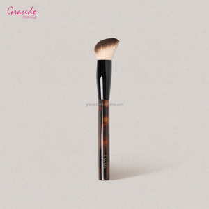 Brocha <span class=keywords><strong>de</strong></span> <span class=keywords><strong>Maquillaje</strong></span> <span class=keywords><strong>de</strong></span> Diseño <span class=keywords><strong>de</strong></span> Lujo con <span class=keywords><strong>Base</strong></span> en Forma <span class=keywords><strong>de</strong></span> Corazón Inclinado y Mango <span class=keywords><strong>de</strong></span> Acetato Ámbar <span class=keywords><strong>para</strong></span> Corrector y Uso como Brocha <span class=keywords><strong>de</strong></span> Afeitar - Product Image 2