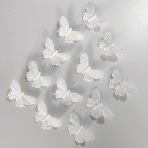 Farfalle artificiali dipinte a mano bianche con perla per decorazioni per torte floreali da parete di nozze - Product Image 1