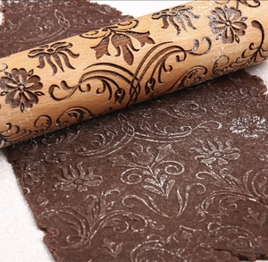 Rouleau à pâtisserie en bois gravé avec un motif floral personnalisé - Product Image 2