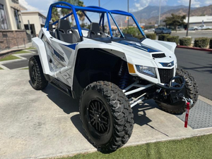 Véhicule tout-terrain Wildcat XX SE blanc et bleu, 4x4, avec roues noires et cage de sécurité - Product Image 6