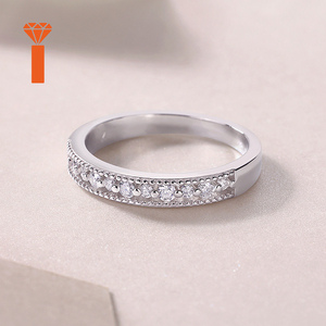Anillo de mujer vintage de plata de ley 925 chapada en plata con moissanita de corte redondo graduado, engaste de puntas compartidas y borde de milgrain, tipo banda de eternidad - Product Image 3