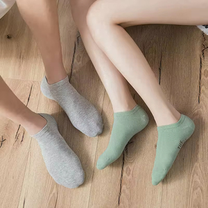 Chaussettes basses de sport en coton personnalisées avec logo – Nouveauté tendance pour hommes et femmes (modèle couple) - Product Image 4