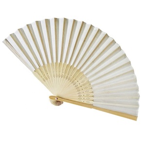 Abanico de fiesta Abanico de mano de hueso de bambú hueco de seda plegable personal para regalo de boda Abanico de mano Hueso personalizado - Product Image 1
