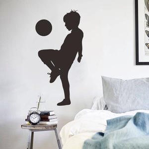 Autocollants muraux en silhouette de garçon de football noir et blanc, décoration de chambre d'enfant, papier peint auto-adhésif - Product Image 1