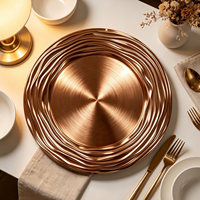 Assiettes de présentation dorées Woju en plastique électroplaqué avec texture ondulée pour la décoration de table de fête et la mise en scène de réception