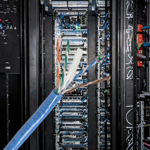 สายเคเบิลเครือข่าย UTP <span class=keywords><strong>Cat6</strong></span> สำหรับภายในอาคาร ตัวนำ CCA ขนาด 23AWG ยาว 1000 ฟุต  หุ้มฉนวน PVC มาตรฐาน ROHS สำหรับกล้องวงจรปิด OEM - Product Image 2