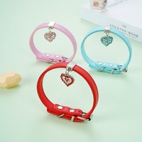 Collier pour chien et chat en cuir PU en forme de cœur, réglable et à dégagement rapide, pour petits animaux, fabrication sur mesure, faible MOQ