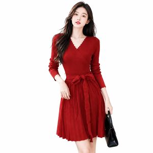 เดรสไหมพรมสีแดงสำหรับผู้หญิง แขนยาว คอวี ทรงเอไลน์ มินิเดรส แต่งโบว์ ดีไซน์หรูหราสำหรับใส่ในฤดูใบไม้ร่วง - Product Image 1