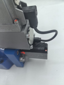 Contrôle hydraulique, débit de 400 L/min, 315 bars, retour d'information sur position électrique - Product Image 3