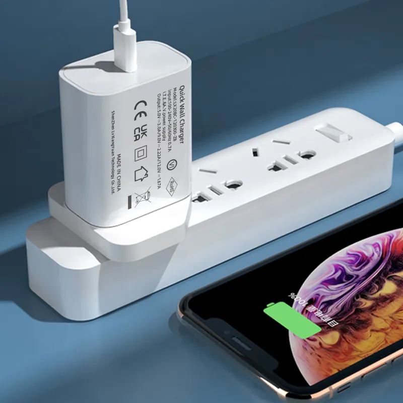 Small 3 Pin Usb Charger Fast Charger 5v 9v 12v PD 3.0 Usb C With Uk Plug Fast Charger Adapter Of CE Approved For Smartphones