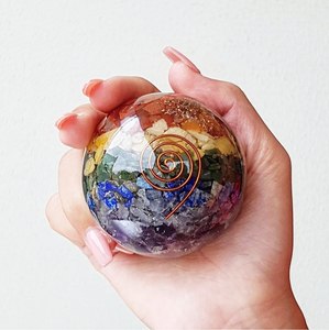 Boule de cristal avec sept pierres de chakra et incrustation spirale en cuivre pour la décoration Feng Shui de la maison, vente en gros, acheter en ligne depuis l'Inde - Product Image 3
