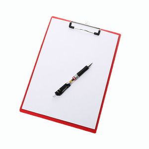 Portapapeles de plástico con clip de perfil bajo Portapapeles de plástico multicolor a granel para aulas Capacidad para 100 hojas - Product Image 1