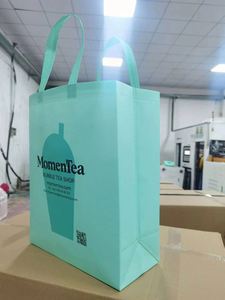 Sacs de courses réutilisables en tissu non tissé avec logo imprimé personnalisé, sacs cadeaux dorés, sacs de courses non tissés personnalisés - Product Image 2