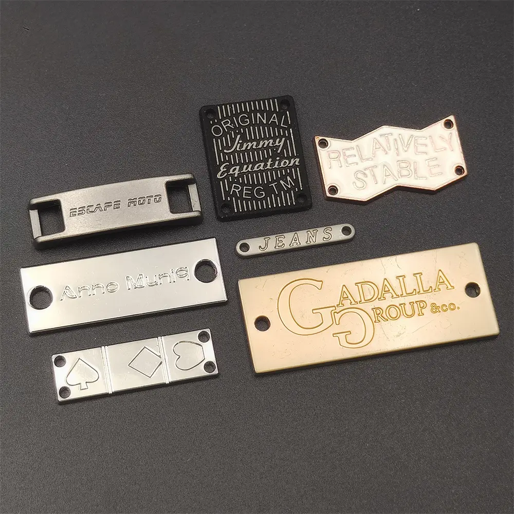 Pin tas kustom merek pakaian merek timbul logo label logam abaya berlapis emas tag logam untuk Dompet tas baju pakaian