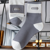 Chaussettes mi-longues décontractées pour hommes Printemps Été Anti-odeur Anti-dérapantes Motif rayé Design personnalisé Polyester/Coton Tricoté à revers