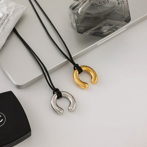 Collier pendentif fer à cheval minimaliste en acier inoxydable avec cordon ciré noir, design géométrique, bijoux de mode - Product Image 4