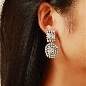 ต่างหูสแตนเลสทรงหยดน้ำ ประดับคริสตัลทรงเรขาคณิต เครื่องประดับสำหรับงานปาร์ตี้ สีเหล็ก - Product Image 3