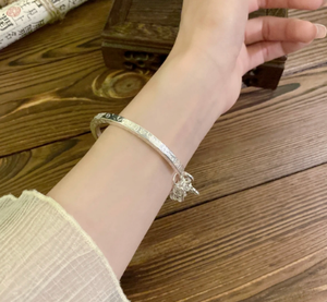 Nuevo brazalete abierto <span class=keywords><strong>de</strong></span> estilo chino con el <span class=keywords><strong>Dios</strong></span> <span class=keywords><strong>de</strong></span> la Fortuna y <span class=keywords><strong>palabras</strong></span> auspiciosas en las cuatro caras, joyería <span class=keywords><strong>de</strong></span> moda para mujer. - Product Image 1