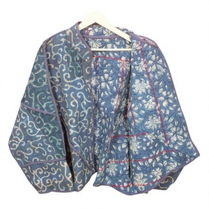 Nouvelle arrivée, veste Kantha vintage en coton 100% respirant et écologique, faite à la main, avec détails en patchwork de tissu Kantha, ouverte - Product Image 1