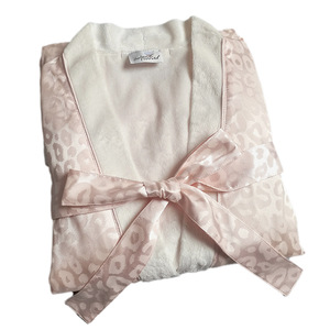 <span class=keywords><strong>Accappatoio</strong></span> Personalizzato a Doppio Strato in Raso Esterno e Pile Corallo Interno, <span class=keywords><strong>Jacquard</strong></span> 100% Poliestere, Comodo per Donne - Product Image 1