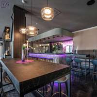 Comptoir de bar moderne multifonctionnel en Corian et marbre sur mesure avec éclairage LED rose pour clubs, restaurants et hôtels