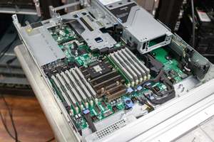Servidor PowerEdge R7615 2U de Alta Escalabilidad, AMD EPYC 9004 de 128 Núcleos, DDR5, NVMe PCIe Gen5, Silicon Root of Trust para IA - Product Image 1
