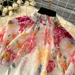 Ensemble deux pièces romantique à motifs floraux : haut court à manches bouffantes transparentes et jupe longue fluide, parfait pour les vacances d'été et les escapades à la plage - Product Image 4