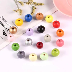 Bola de madera unisex producida en fábrica con joya de cuero para niños de color y agujero - Product Image 2