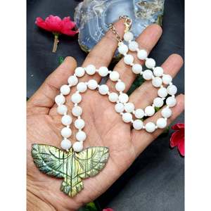 Collar Mala de cuentas de piedra lunar blanca con colgante de labradorita Fénix - Simbolismo y artesanía - Product Image 1